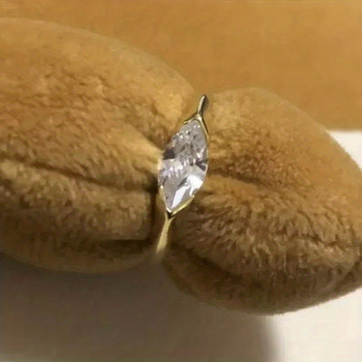 18 Karat vergoldeter zierlicher Verlobungsring mit eingelegtem glänzendem Zirkonia, Partyschmuck, feines Jubiläumsgeschenk für Frauen