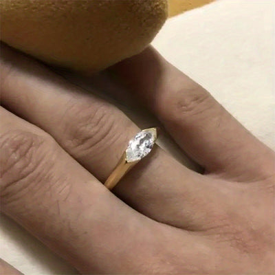 18 Karat vergoldeter zierlicher Verlobungsring mit eingelegtem glänzendem Zirkonia, Partyschmuck, feines Jubiläumsgeschenk für Frauen